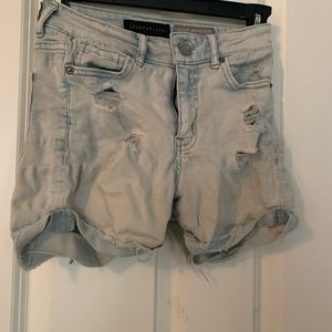 Very light washed denim shorts 💡